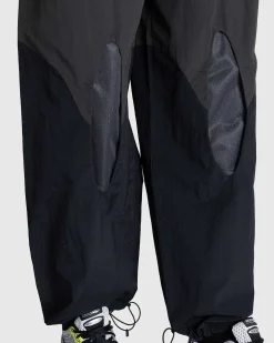 Aperture Trackpant Sort/Morkegron